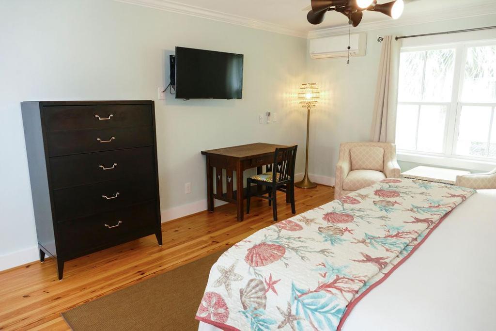 Beachview Inn And Spa タイビーアイランド エクステリア 写真
